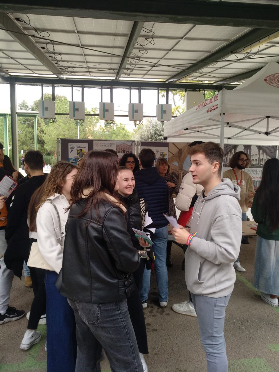 La Facultad de Derecho de la @UMU participa en las Jornadas de Información a estudiantes de Bachillerato, organizada por @UMUsecundaria, para orientar sobre nuestras Titulaciones. ¡Os esperamos!