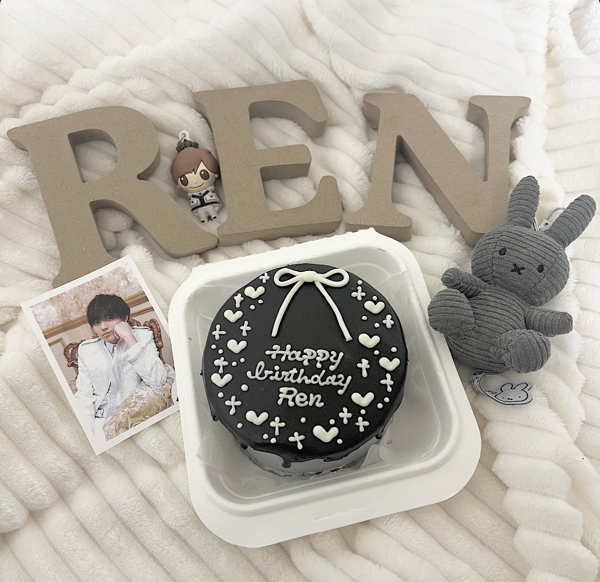 kai99_0403's tweet photo. そういえば @ily____123  と廉くんの誕生日お祝いした🎂🩶

🎂がめちゃめちゃ可愛いくて海ちゃんのも予約した👦🏽(3ヶ月後)

廉くん改めてお誕生日おめでとう！💐
いつもファンのことを1番に考えてくれていて、優しくて、廉くんの言葉にたくさん救われました😭ありがとう😭
素敵な1年にしてね🤍 https://t.co/wPnDxGR4MM