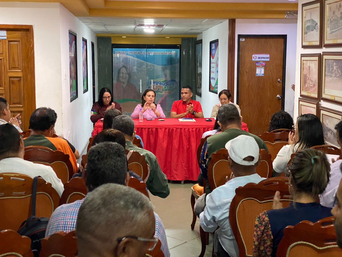 Galindez_vzla's tweet photo. ¡El Partido de Chávez por toda Venezuela!

En el municipio #Tucupita del estado #DeltaAmacuro nos reunimos con los enlaces de las ocho parroquias y todo el equipo político municipal del @PartidoPSUV donde construimos agenda Victoriosa.

 #VenezuelaJusticiaSoberana

@NicolasMaduro https://t.co/vsGhNuIDP7