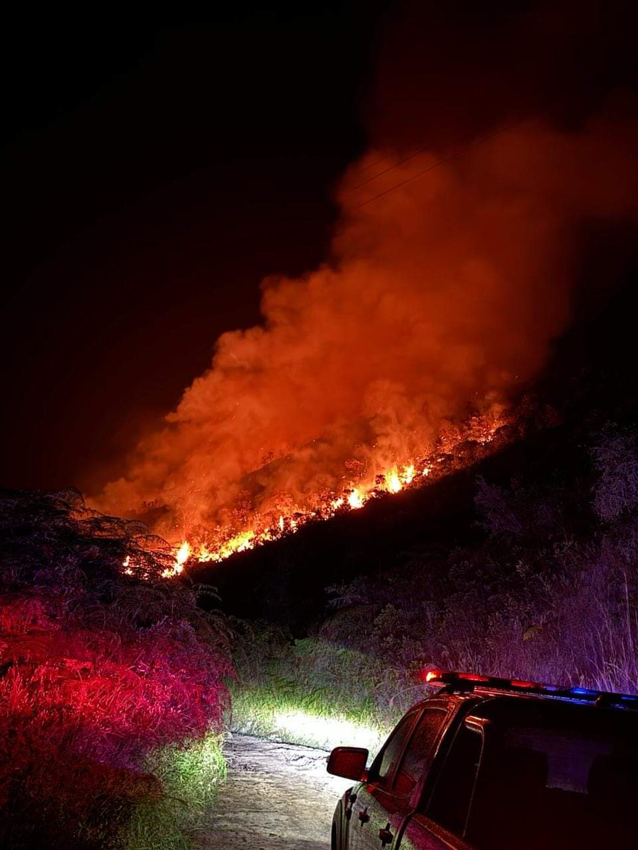 Jhairq's tweet photo. En estos momentos no se ha podido controlar el incendio que se presenta en la vereda Helechales, municipio de #Sucre Santander. #SOS @OGRDSantander @GralJuvenalDiaz. https://t.co/X5bh6HDJVL