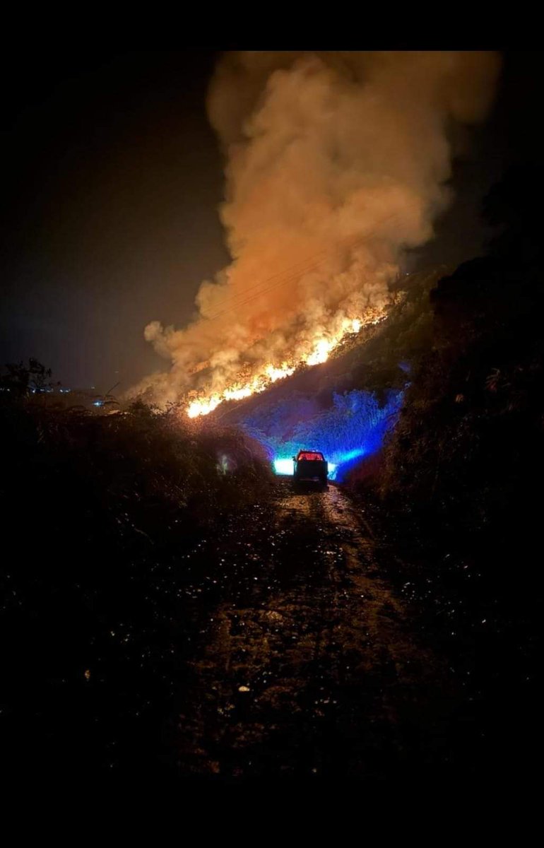 Jhairq's tweet photo. En estos momentos no se ha podido controlar el incendio que se presenta en la vereda Helechales, municipio de #Sucre Santander. #SOS @OGRDSantander @GralJuvenalDiaz. https://t.co/X5bh6HDJVL