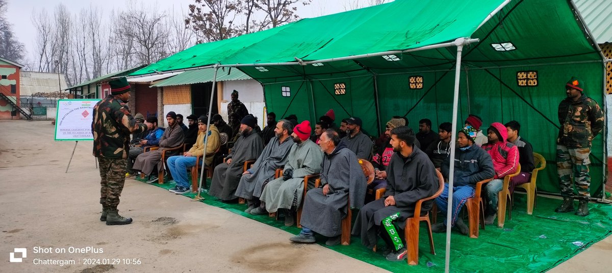 ham_watan6's tweet photo. Homage ceremony to pay tribute to exceptional courage and valour of bravehearts was organized  at Chattargam, Budgam. It instilled a sense of unity and pride in the population. 

#GyanvapiMandir #Budget2024 #PaytmKaro #जुमलों_का_बजट #DonateForNariNyay #NirmalaSitharamanb #ARMY https://t.co/kcGwGHosGq
