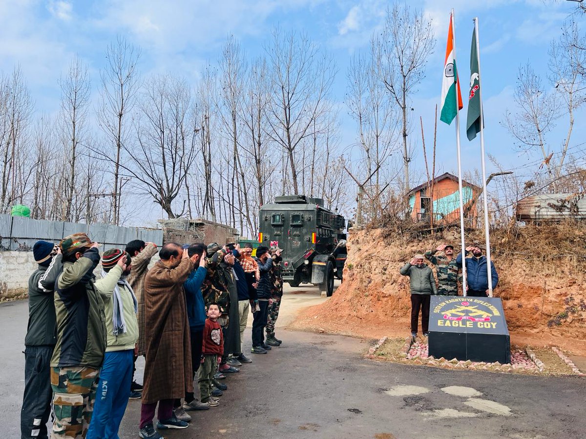 ham_watan6's tweet photo. Homage ceremony to pay tribute to exceptional courage and valour of bravehearts was organized  at Chattargam, Budgam. It instilled a sense of unity and pride in the population. 

#GyanvapiMandir #Budget2024 #PaytmKaro #जुमलों_का_बजट #DonateForNariNyay #NirmalaSitharamanb #ARMY https://t.co/kcGwGHosGq