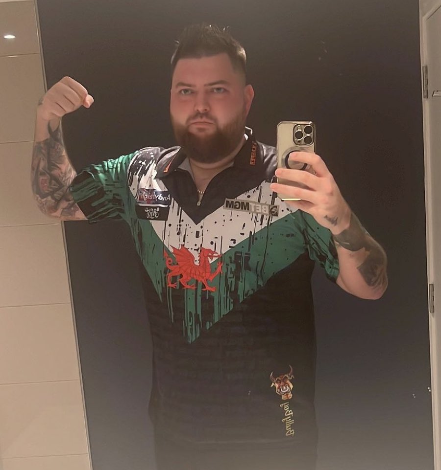 👕 𝗡𝗲𝘄 𝗖𝗼𝗹𝗼𝘂𝗿𝘀

Michael Smith will don the Welsh Dragon this evening as he opens his #PLDarts campaign in Cardiff. 

👀 What do you make of BullyBoys new shirt?
