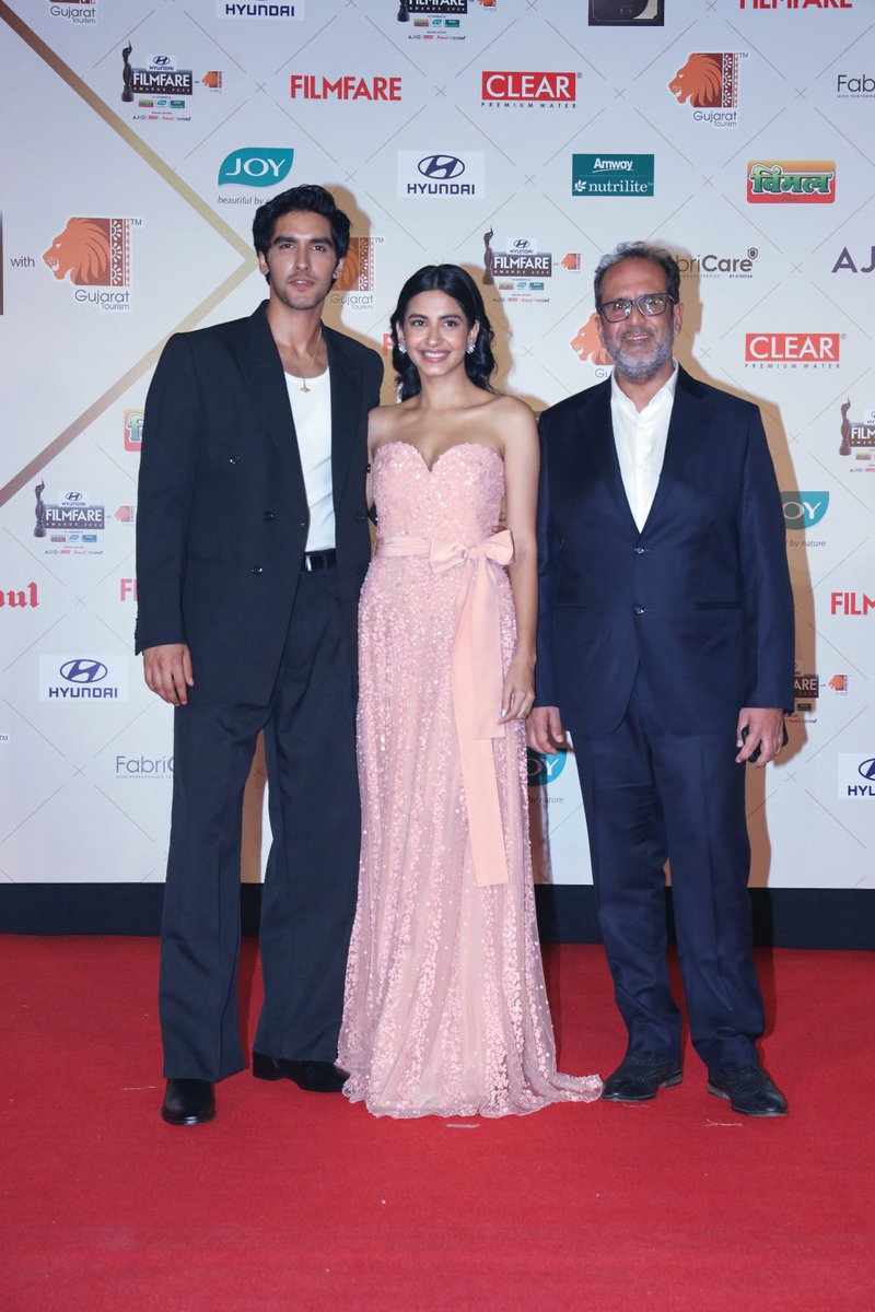 With their filmy charm, #AnshDuggal, @officialpragati and @aanandlrai steal the spotlight at the @filmfare Awards 💖 #Nakhrewaalii #CYPPL #HyundaiFilmfareAwards2024 #FilmfareAwards #Filmfare2024