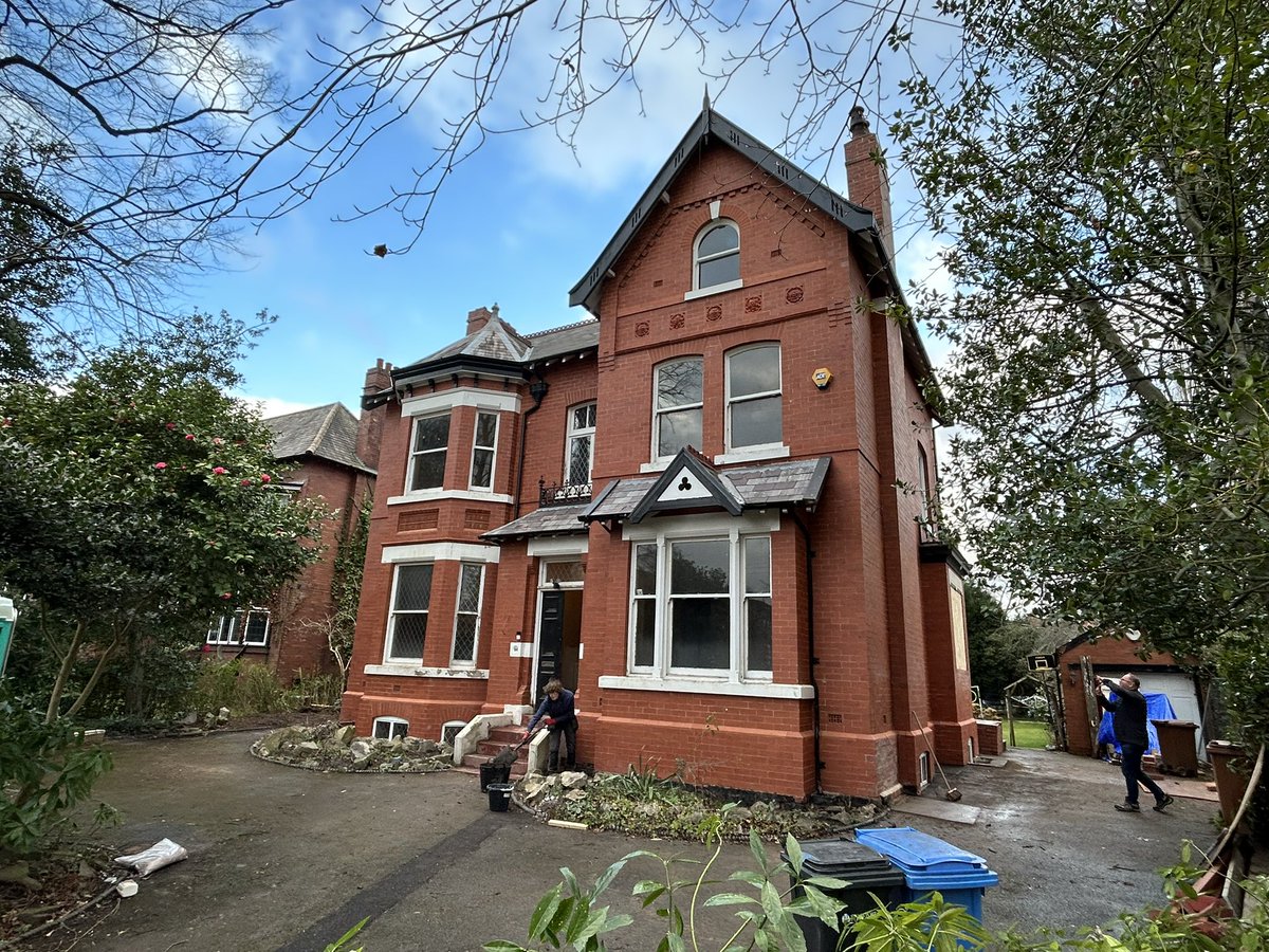 StoneCentralNW's tweet photo. Works almost complete on this stunning private Edwardian house in Stockport. 

Our team of experts carefully cleaned the facade using the ThermaTech system.  The brickwork was then carefully raked out by hand and repointing in an NHL lime mortar mix. https://t.co/y681FOpofR