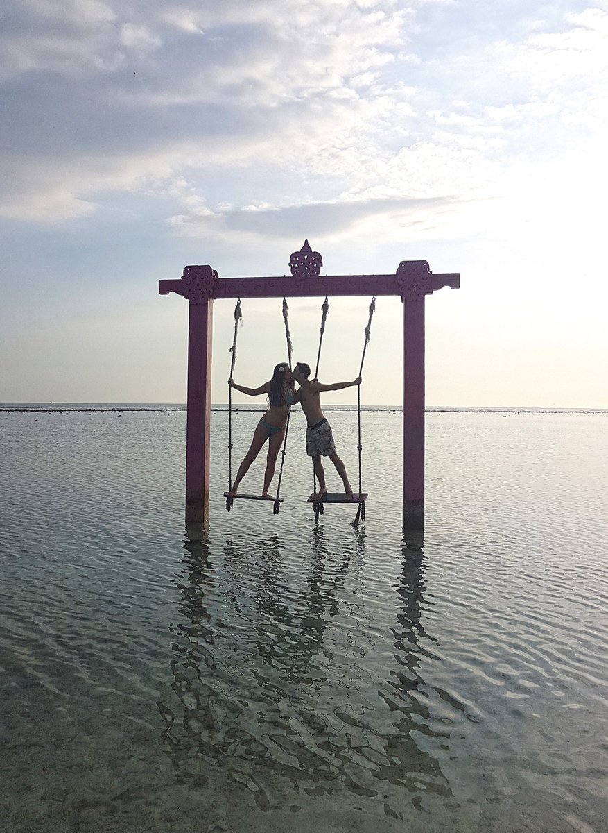 Love is in the air💗Tag someone who you want to smooch on a swing in the ocean. Happy February 1st! This is a popular photo spot when the sun starts to set. Avoid the lines, get a shot right beforehand so you can enjoy a sunset dinner on the beach.Follow for more Indonesia tips!