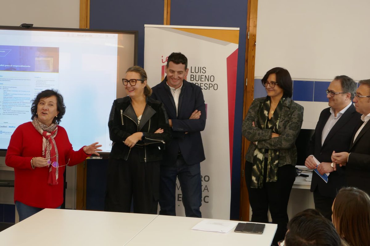 JuntaGranada's tweet photo. La delegada de @EducaAnd @MariaJoseBaza acude a la inauguración de la Jornada "Toolkit para el Emprendimiento", organizada por @CABK_Dualiza y @fp_empresa, en la que se impulsa el Espíritu Emprendedor en la Educación y se fortalece la FP
▶️En el IES Luis Bueno Crespo de Armilla https://t.co/nrc0yExWoX