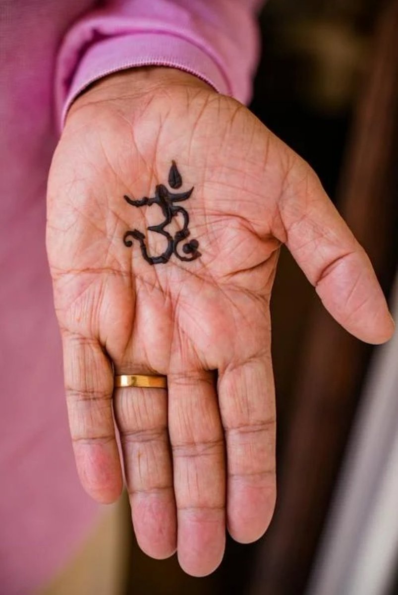 EviMaheshvari's tweet photo. Hoy Hay Hilo🧵 sobre el significado de ॐ #om
En las Upanishad se traslada la ritualización del exterior hacia la meditación interior. Del sacrificio de fuego🔥 al aliento. La interiorización del ritual lleva a la búsqueda del conocimiento interior: que somos parte de la esencia https://t.co/hUbpgSohq0