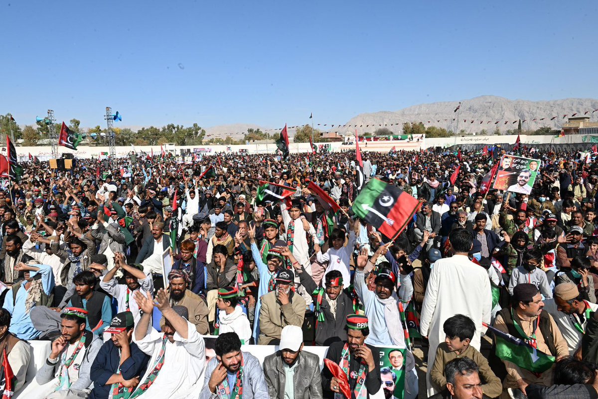 BalochistanPyo's tweet photo. چیئرمین پاکستان پیپلز پارٹی بلاول بھٹو زرداری بلوچستان کے ضل�� خضدار میں انتخابی جلسہ عام سے خطاب کررہے ہیں۔

⁧#چنو_نئی_سوچ_کو⁩ 
⁦#KhuzdarWithBilawal https://t.co/R4zNcfhXhC