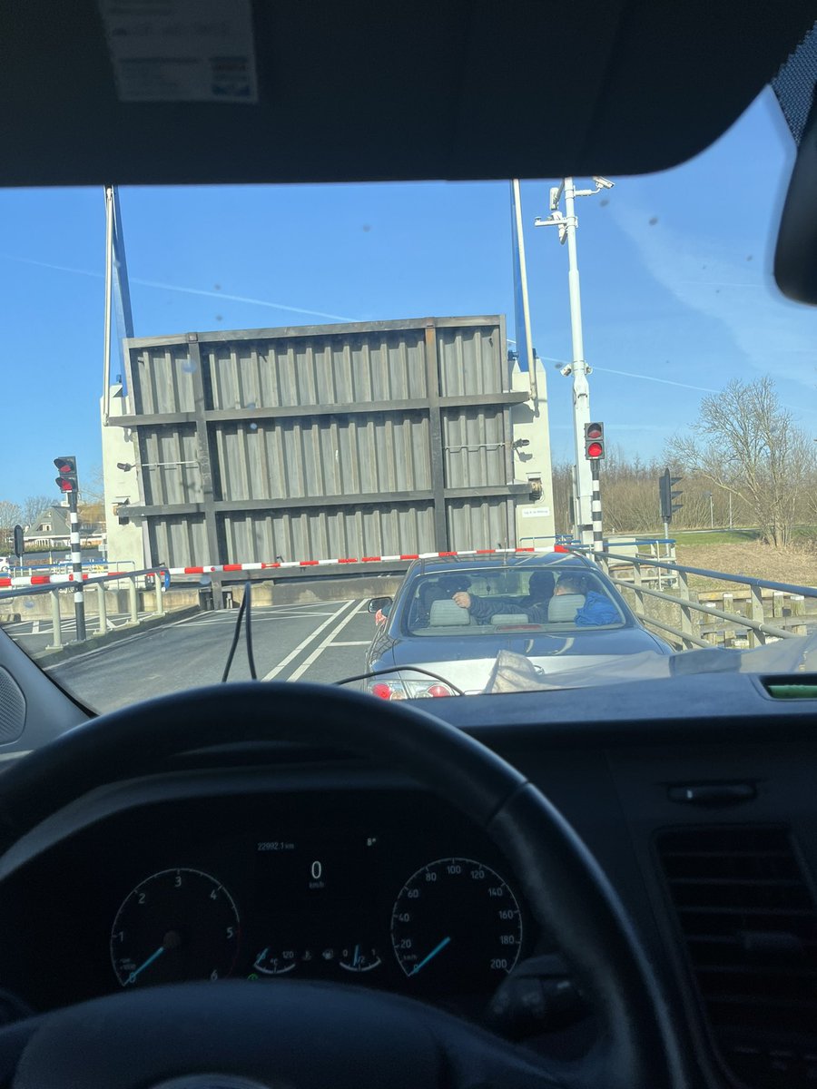 Er waren toch afspraken gemaakt dat deze brug niet meer open zou rond deze tijd?