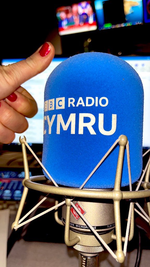 RealShanCothi's tweet photo. Edrych mlan i gal sgwrs dda da Dot Connell arweinyddes @BarryMaleVoice sy’n agor ei drysau HENO er mwyn croesawu darpar aelode newydd at y Cor. Ewch amdani - cyfle i gymdeithasu ag i ganu ag i deithio fyd! Dot sy nesa ar Bore Cothi @BBCRadioCymru #coraucothi 👌👍⭐️ https://t.co/Of8THAqv8N