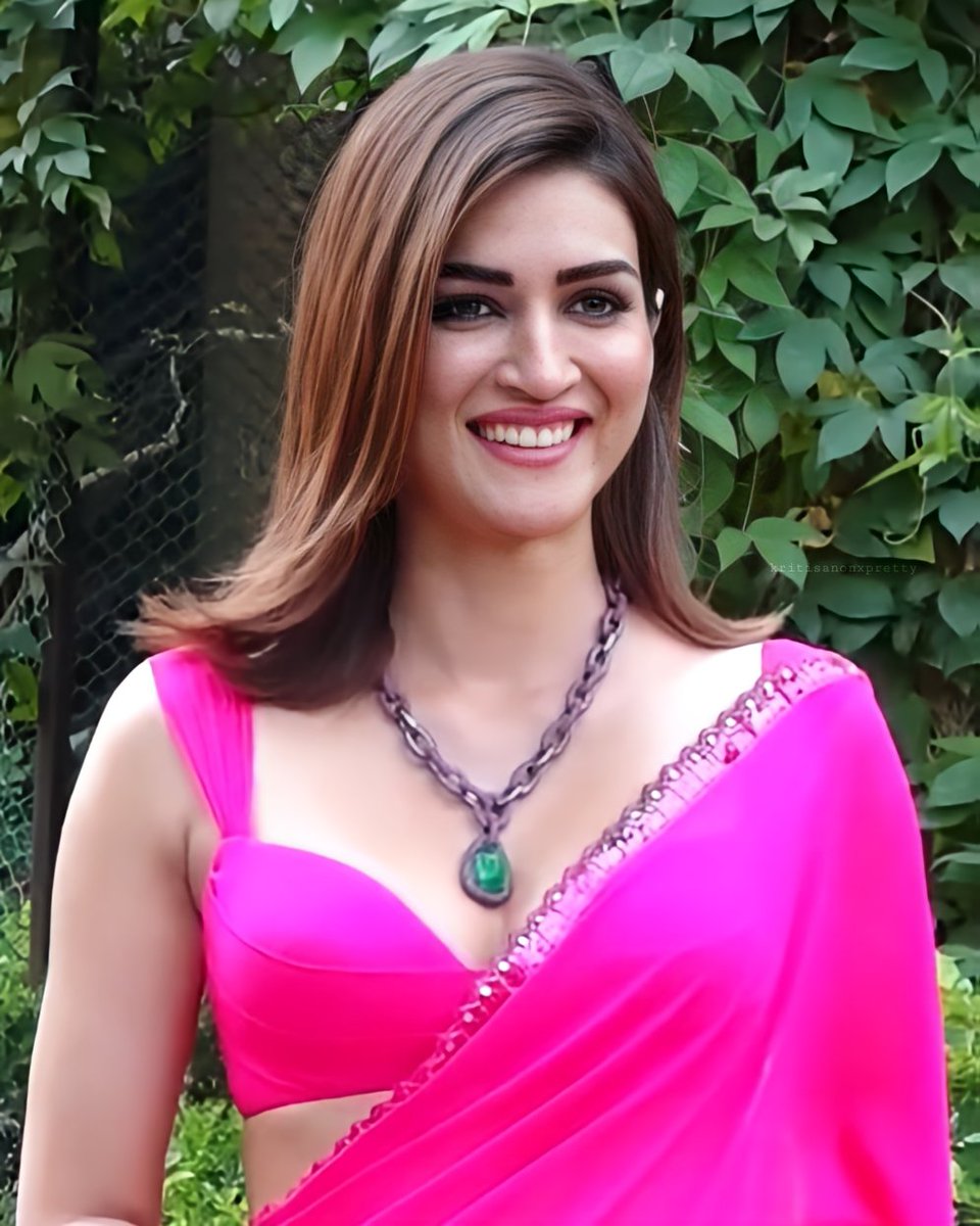 kritixpretty's tweet photo. So pretty💗✨
#KritiSanon #pretty #TeriBaatonMeinAisaUljhaJiya #ShahidKapoor https://t.co/wpfq4AIl6H