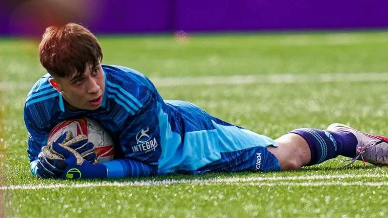 PepisEnButarque's tweet photo. Fichaje 📥
#LegaB

El portero leganense Adrián Casillas llega al club con ficha del #LegaC para cubrir la ausencias en la convocatoria de Alvin.

Llega tras disputar 40 partidos en #TerceraRFEF con @UDRayoIbense y @viveirocf2015 

Pasó por juvenil @realvalladolid y @lafabricacrm https://t.co/7BNGozimhC