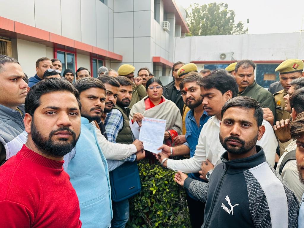 abvpbraj's tweet photo. आगरा विश्वविद्यालय कर्मचारियों द्वारा अवैध वसूली एवं छात्रों से अभद्र व्यवहार के विरोध में अखिल भारतीय विद्यार्थी परिषद आगरा महानगर की विश्वविद्यालय इकाई के द्वारा डॉ. भीमराव अम्बेडकर विश्वविद्यालय का घेराव कर कुलपति श्रीमती आशु रानी को ज्ञापन सौंपा गया।और दोषियो पर जल���द से जल्द कार्यवाही हेतु 48 घंटे का अल्टीमेटम दिया गया।
#ABVPBraj