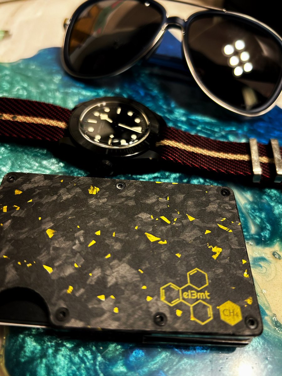 el3mt's tweet photo. The EDC - carbon el3mt wallet and carbon Benchmade pair nicely with light weight pocket carry. 

#simwallet #el3mt #edc #benchmade #carbon #tudor #ceramictudor #oakley https://t.co/e4A7lo3HkZ