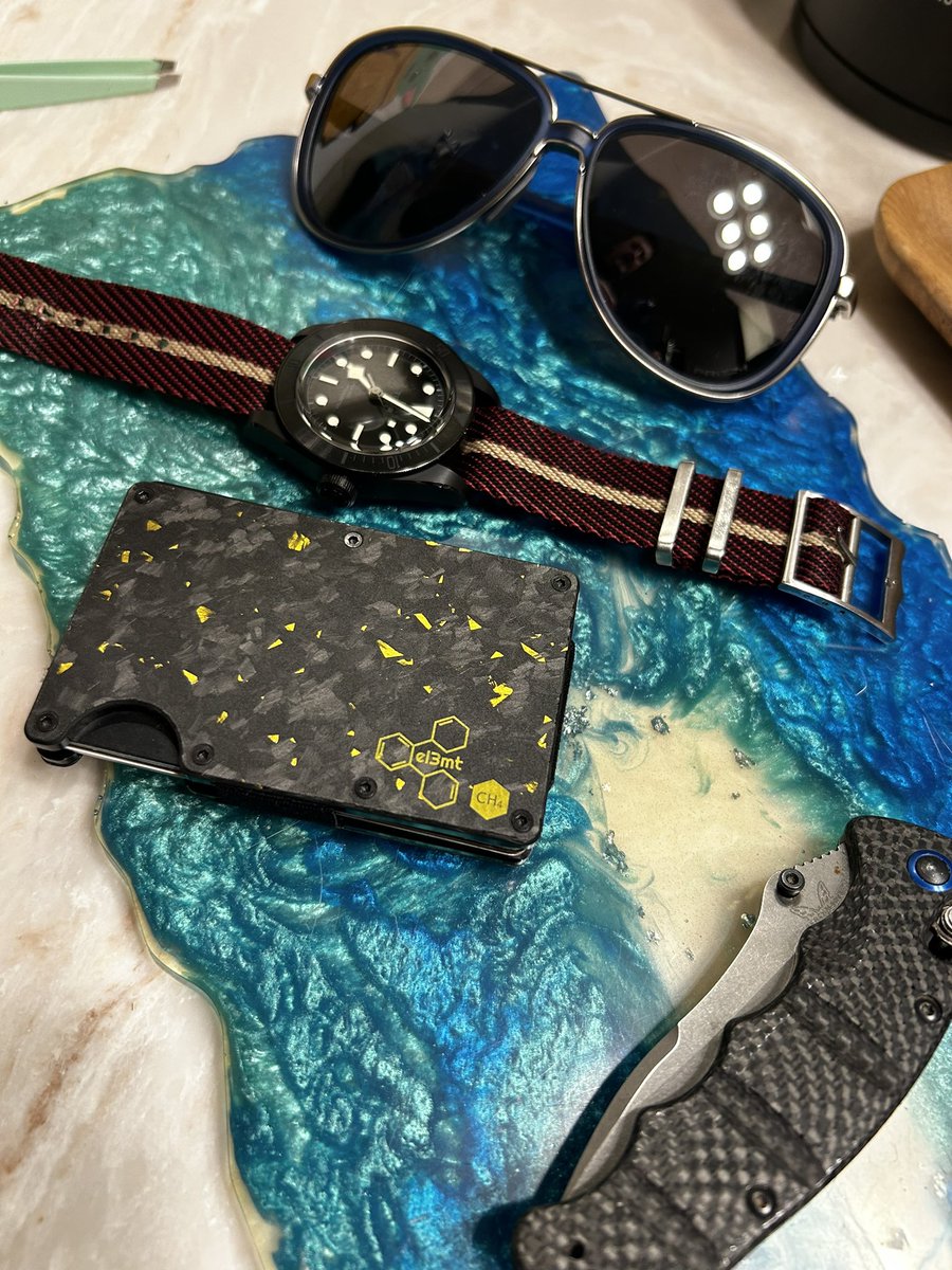 el3mt's tweet photo. The EDC - carbon el3mt wallet and carbon Benchmade pair nicely with light weight pocket carry. 

#simwallet #el3mt #edc #benchmade #carbon #tudor #ceramictudor #oakley https://t.co/e4A7lo3HkZ