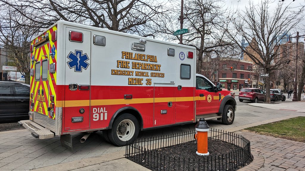 PhillyFireDept's tweet image. Daily totals for Wednesday, Jan. 31:
🚑 725 EMS incidents 
🚒 161 fire incidents 
🔥 2 working fires
#PFDstrongtogether