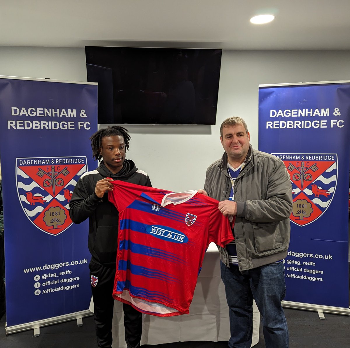 The Fix Auto Dagenham sponsor last weekends game at @dagenhamandredbridgeFC vs Kidderminster, it wasn't the result everyone wanted but it was a great day for our team.  Here is our Scott presenting Keenan Forson the man of the match award.
#Daggers #FixAuto #FixAutoDagenham