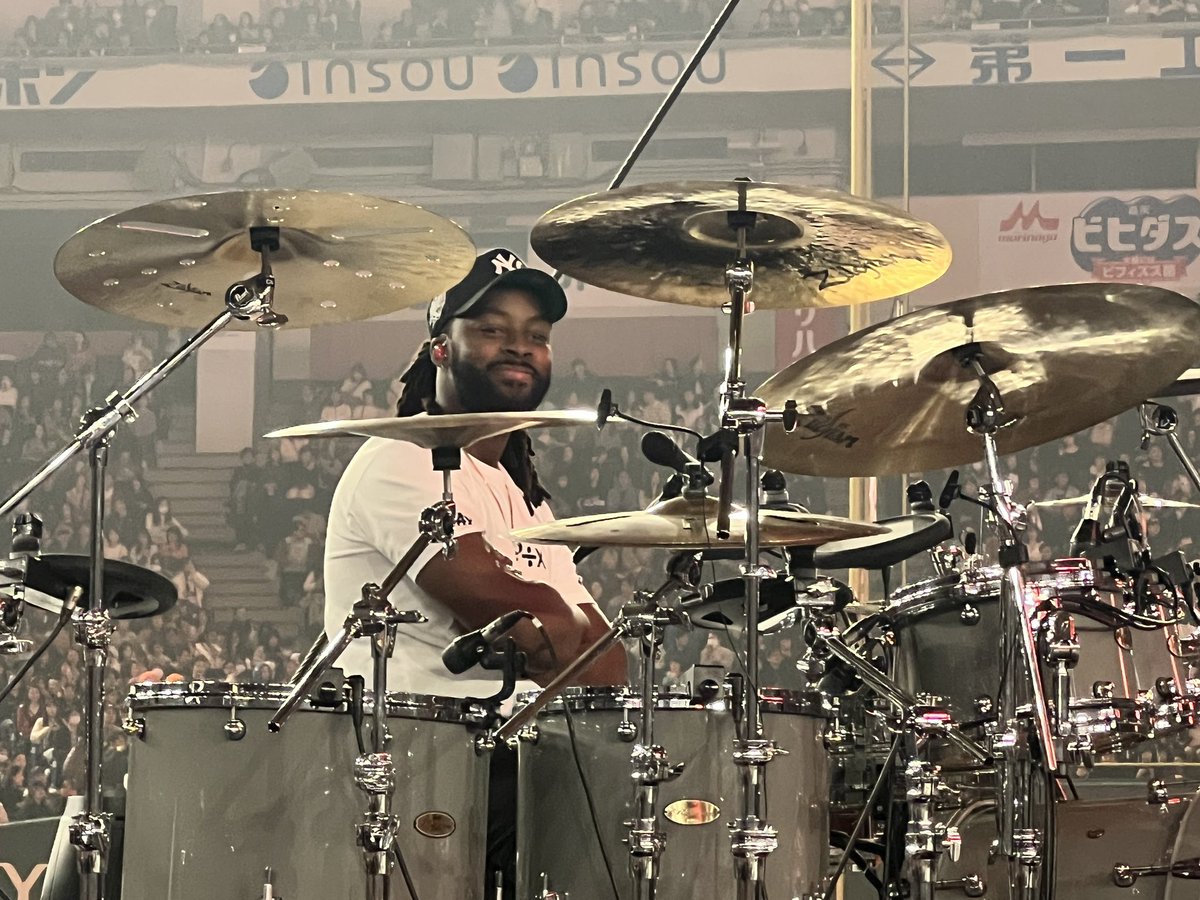 flyingeasy's tweet photo. 昨日のエドシーランは最高すぎた。開演直前にドラムの所へ行ったらドラマーの方がもうスタンバッていて最高の笑顔をくれました。演奏も最高！で、普段のドラマーの方と違う人だと思うんだけど、さて何という方だったのか、、、
#edsheeran #drummer https://t.co/zyPB7Jha2p