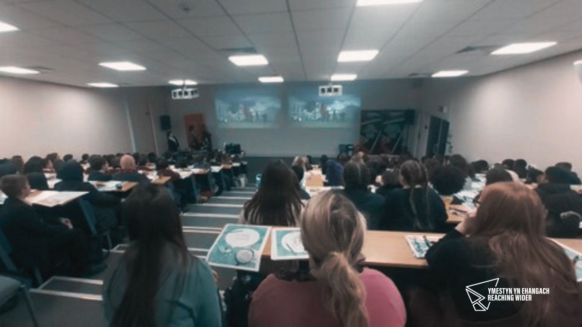 ReachingWiderSE's tweet photo. Year 7 & 9 pupils from @StIlltydsCHS
@easternhighcdf @willowshigh @cantonianhs
@Mary_1mmaculate @StCenyddEnglish @CardiffWestCHS @StTeilos @FitzalanHigh are enjoying #ReachingWider #HayFestival #ScribblersTour sessions with @emcarrollauthor
#HEFCW https://t.co/K8n3wZJN9f