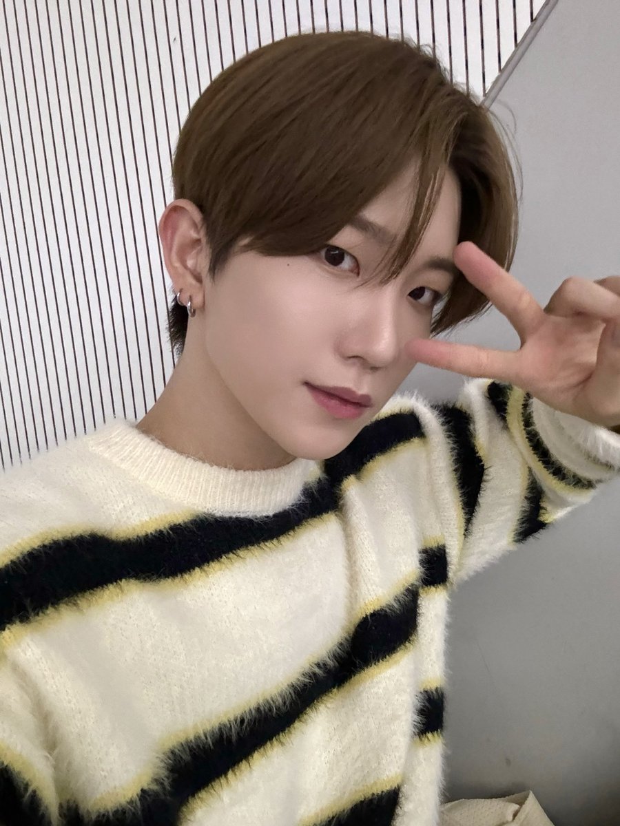 TNX_twt's tweet photo. 더뉴?띵스! 아 많관부🖤🍀

#오성준 #SUNGJUN https://t.co/bnpN8IR6tI