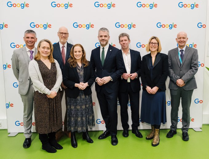 Today @GoogleUK announced investment in health tech research, apprenticeships & digital skills training through our South Yorkshire Digital Health Hub

Google UK VP & MD @dkweinstein made the announcement at today's #googledigitalgarage at @SHU_AWRC

More: shu.ac.uk/news/all-artic…