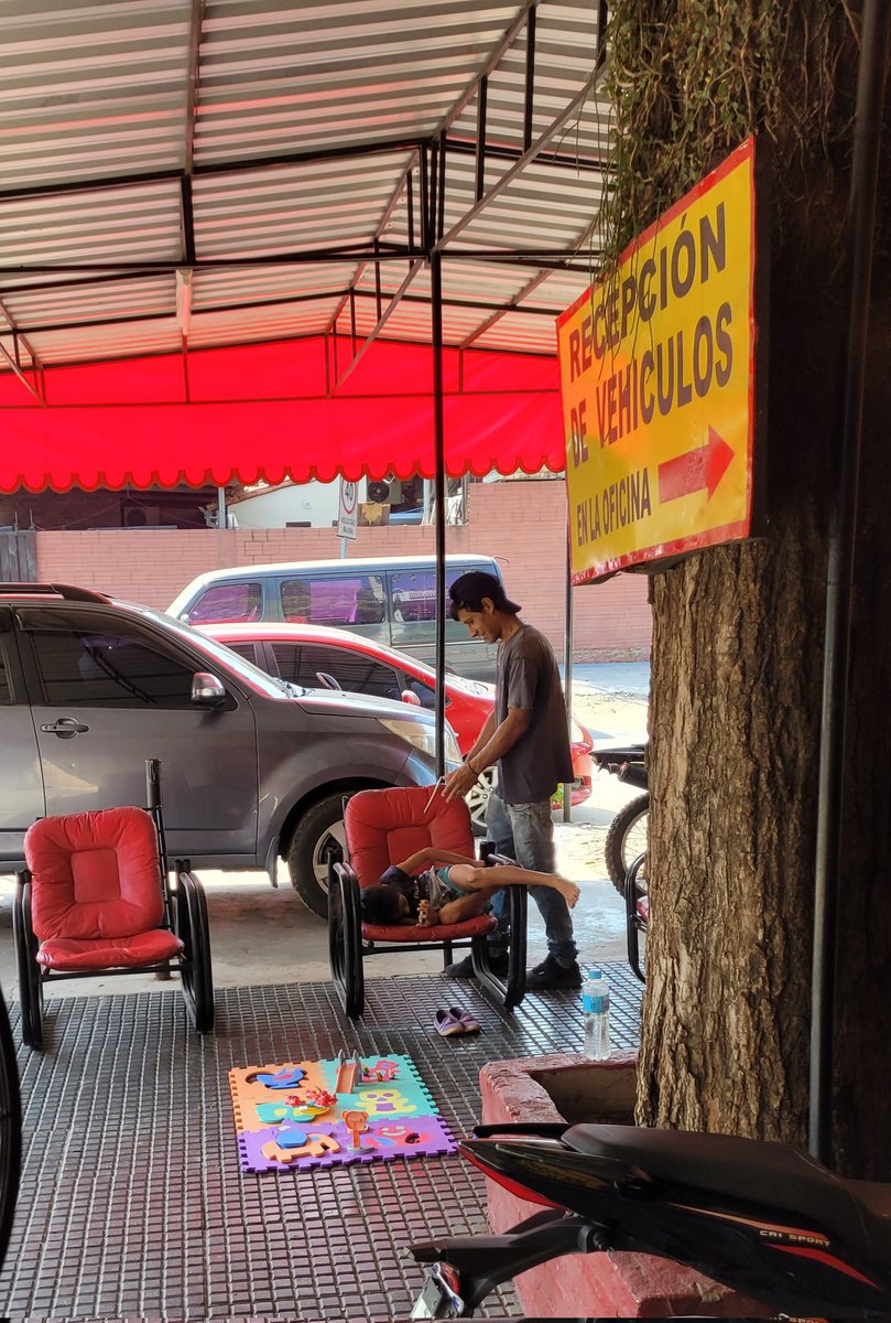 aguilabicefala5's tweet photo. Uno de mis trabajadores viene a trabajar con la hija hace unos dias, me pidió permiso porque por el momento no tiene donde dejarla.. 
foto kañyhape. https://t.co/VhtkjNszfh