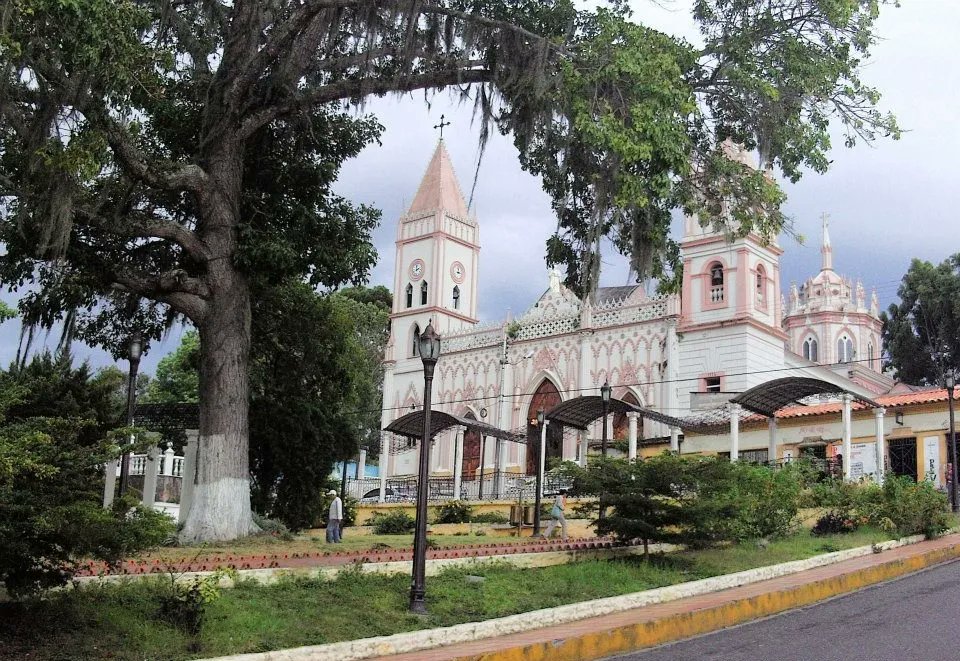 Hemerotecappp's tweet photo. De los 406 monumentos históricos culturales del Táchira, se citan a la Iglesia San Pedro Apóstol y el mercado de Capacho. Sin lugar a dudas,  son  dos de los  sitios turisticos más atractivos del Municipio  Independencia https://t.co/3HeVrQJO2b
