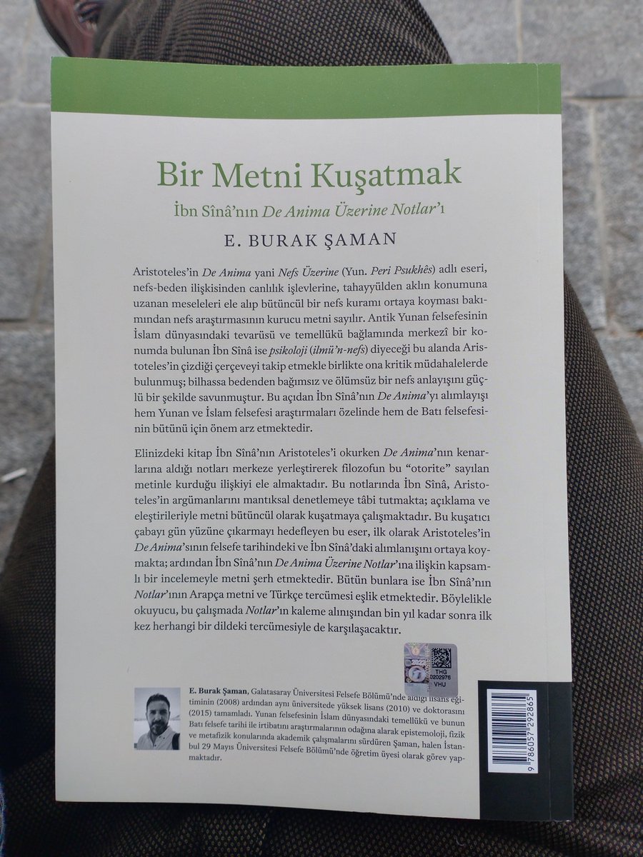 Bugün Vefa'da <a href="/klasikyayinlari/">klasik</a> 'na uğrayıp ilk telif kitabımı elime aldım, sonra da Beyazıt'ta oturup binbir türlü düşünceyle sayfalarını karıştırdım. Mutluluğumun tarifi yok.