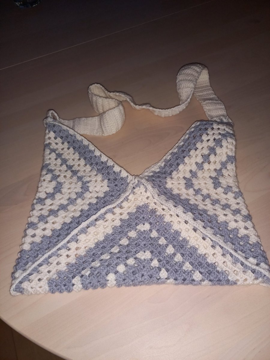wildrosen77's tweet photo. Made this out of yarn i had leftover from other things I made.. easy to do and fun.. https://t.co/bmz5kmfwhp