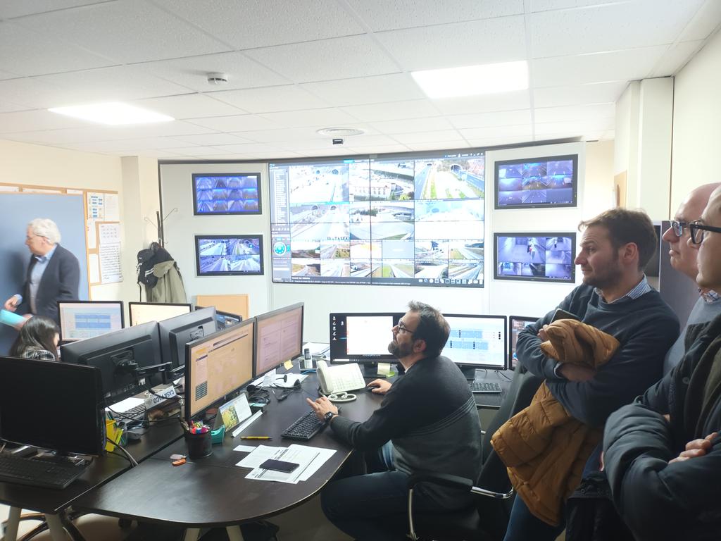 caminos_cyl's tweet photo. [#visitatécnica] Javier Fernández Armiño y Roberto Inés Gallo, ingenieros de la Demarcación de Carreteras de Castilla y León Oriental, explican cómo funciona el Centro de Control “Nudo Landa” de la DGC del Estado https://t.co/UZhFOTK97L
