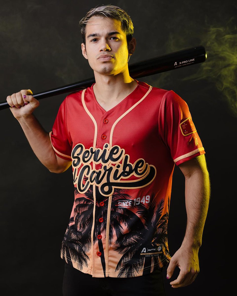 LiderEsDeporte's tweet photo. La Sunset Palms tiene mucho nivel caribeño 🔥⚾️😮💨
📌 Esta camiseta de béisbol la podrán adquirir los fanáticos que disfrutan la Serie del Caribe 2024 en Miami
.
📸 @arrietamx
.
#SeriedelCaribe
#Beisbol
#SunsetPalms
#Liderendeportes https://t.co/kreR2tdRy3