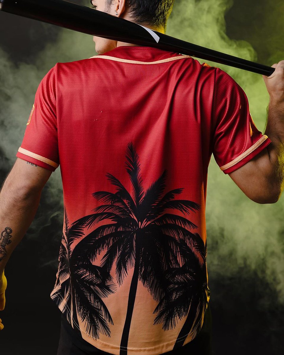LiderEsDeporte's tweet photo. La Sunset Palms tiene mucho nivel caribeño 🔥⚾️😮💨
📌 Esta camiseta de béisbol la podrán adquirir los fanáticos que disfrutan la Serie del Caribe 2024 en Miami
.
📸 @arrietamx
.
#SeriedelCaribe
#Beisbol
#SunsetPalms
#Liderendeportes https://t.co/kreR2tdRy3
