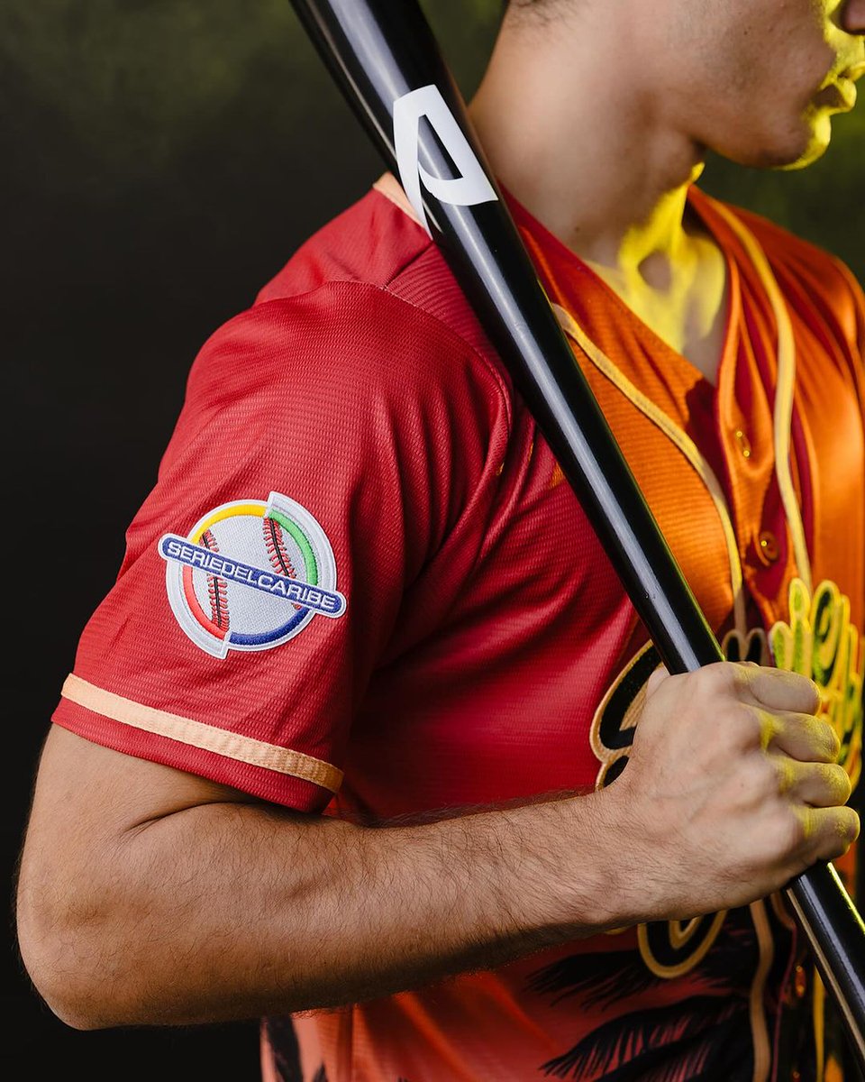 LiderEsDeporte's tweet photo. La Sunset Palms tiene mucho nivel caribeño 🔥⚾️😮💨
📌 Esta camiseta de béisbol la podrán adquirir los fanáticos que disfrutan la Serie del Caribe 2024 en Miami
.
📸 @arrietamx
.
#SeriedelCaribe
#Beisbol
#SunsetPalms
#Liderendeportes https://t.co/kreR2tdRy3