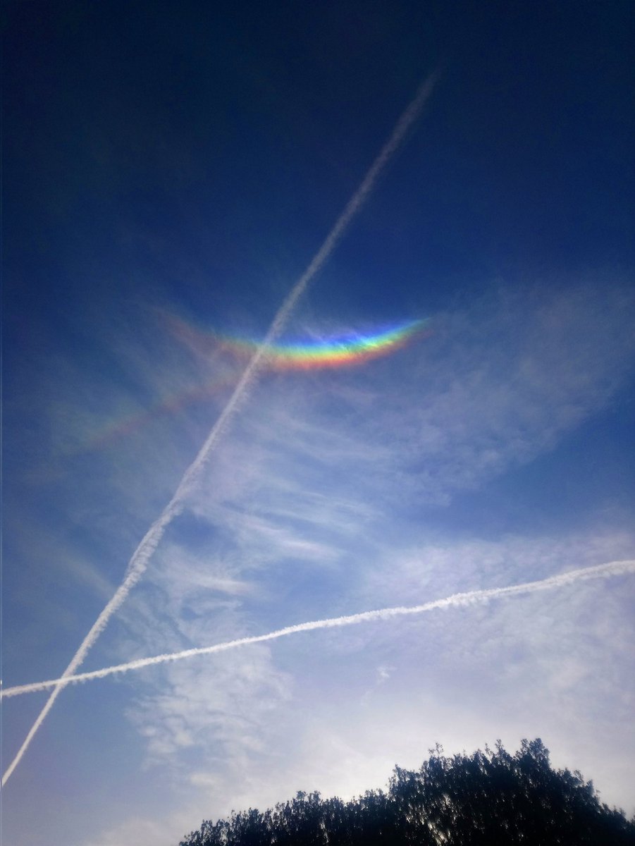Silva2archer's tweet photo. Caught this over #Bradenham, Bucks
A #cloudirridescence #irisation https://t.co/zH3znMmzRo