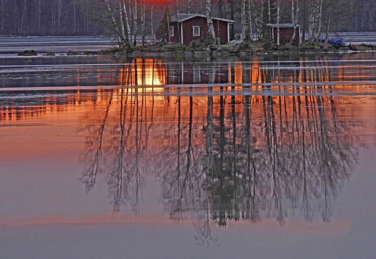 RitvaSavolaine1's tweet photo. @RitvaSavolaine1 Auringonlaskun peilauksia neljä vuotta sitten. Vanajan rannassa kuvattu. #sunsetcolors #sunsetphotography #vanaja #winter2020 #ig_finland https://t.co/aB3xo31gpn