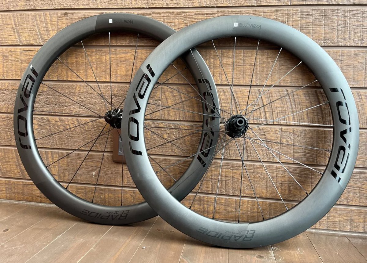 #ロードバイク物販

Roval Rapide CLX 前後セット
・リムタイプ：カーボンクリンチャー(チューブレス非対応）
・リム：高さ51㎜、内幅21㎜、外幅35㎜
・重量：約1400グラム（ホイールセット）

1年ほど使用。落車無し。スレあり。
20万で。中国関西圏手渡で