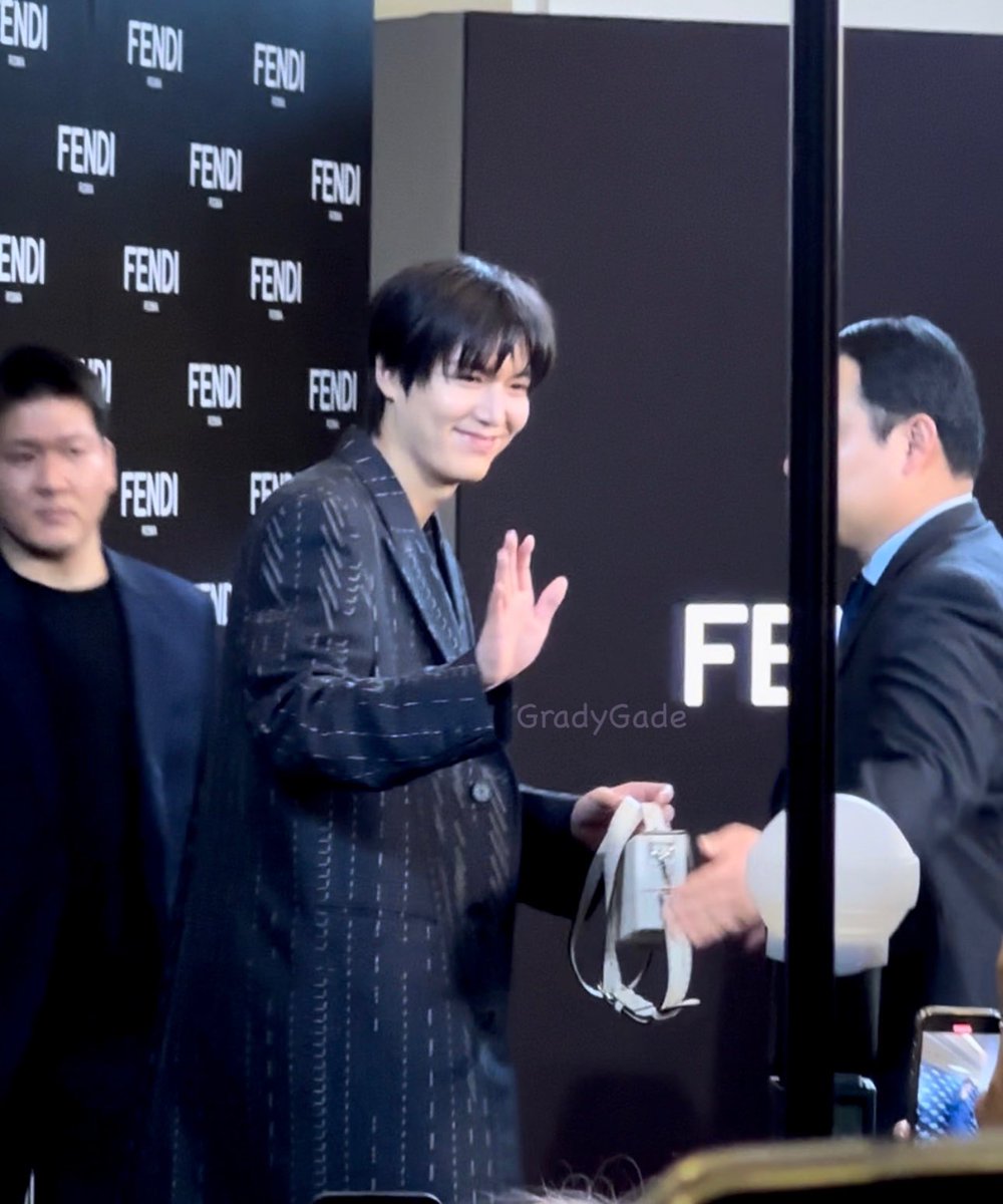 ความแสนดีนั้น ยกให้คนนี้ที่หนึ่งเลย my #leeminho #fendixleeminho <a href="/ActorLeeMinHo/">Lee Min Ho</a> 💓💓
