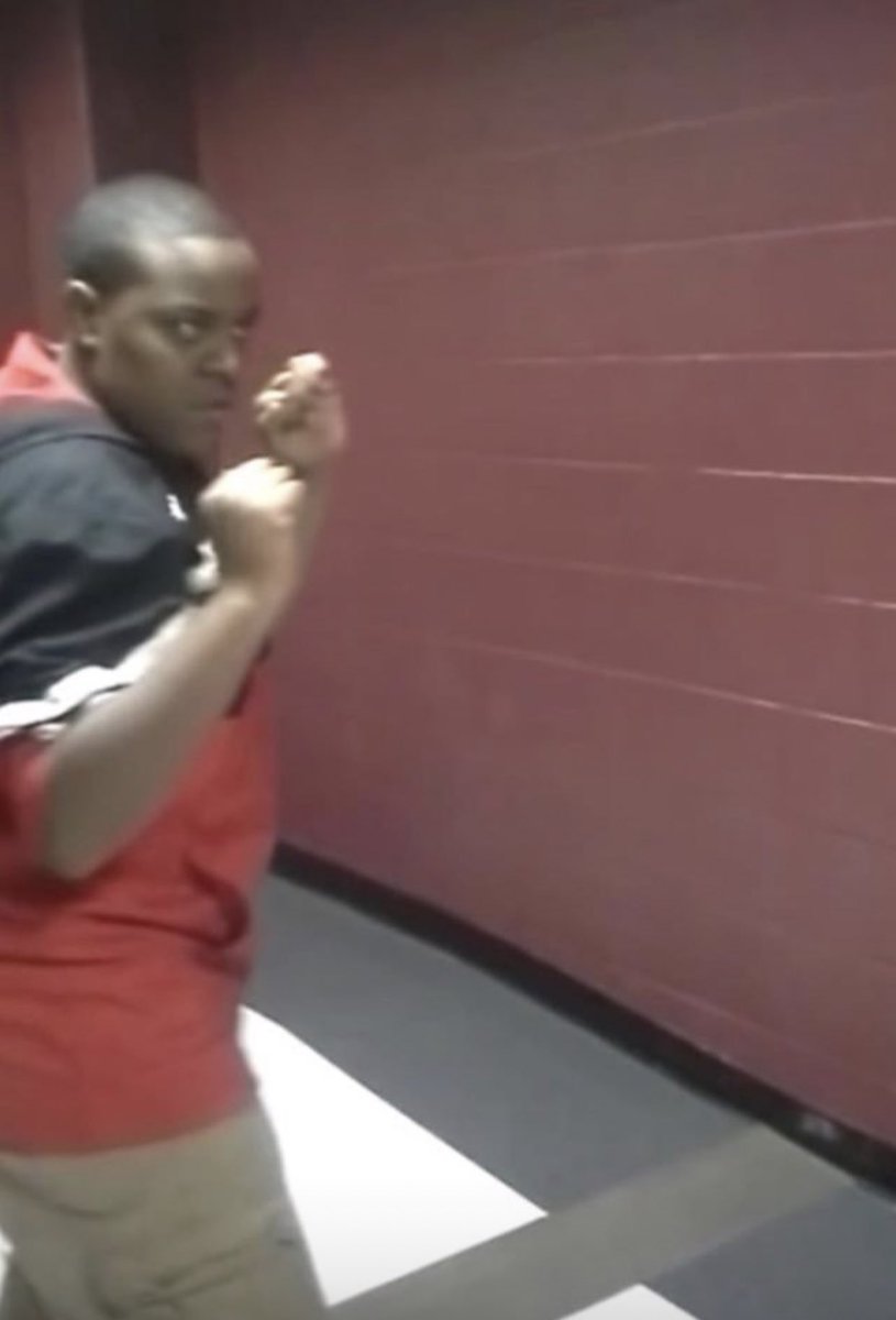 EJ_NoChaser's tweet photo. @__TheProphet @MoeBucks__ Keep playin with bro like he not gon pull up https://t.co/7ApWMeVh9U