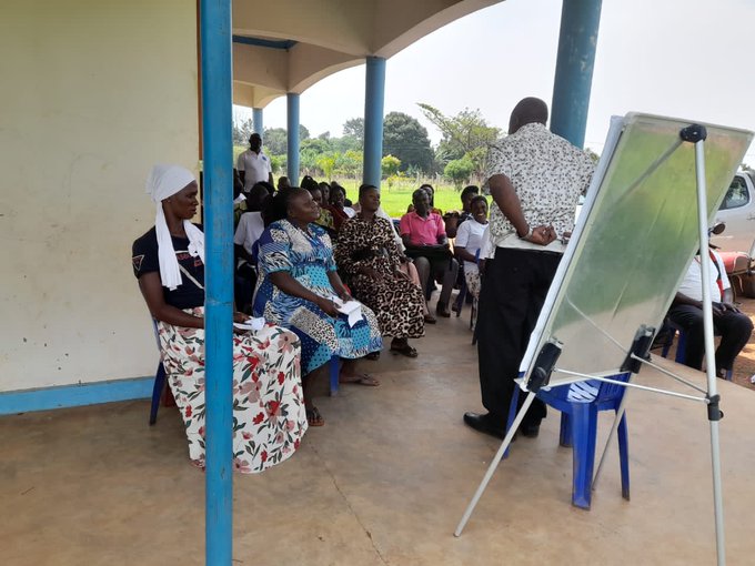 kickuorg's tweet photo. Driving #change in Uganda!  Our Executive Director,@RobertKakuru10 , champions the fight against #Corruption . He's currently empowering Community Monitors &amp; Village Health Teams to monitor service delivery using #BudgetMonitoring &amp; #ExpenditureTracking.   

  #KickCorruptionOut https://t.co/4iSJ712obx