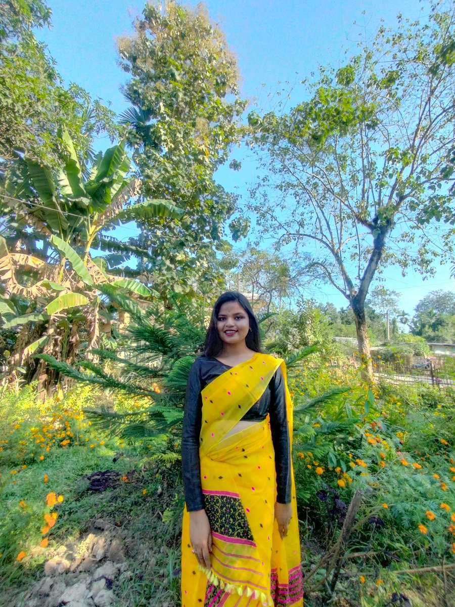 Modhu454's tweet image. হেৰাই যোৱা সপোন আকৌ বিচাৰি যাম,
তোমাক নাপালে তুমি দিয়া মিঠা মিঠা
স্মৃতি তাতেই  বিচাৰি পাম।🌻