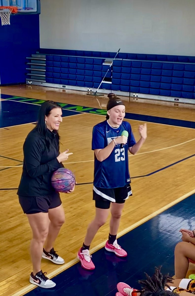 heyanneoneil's tweet photo. I had an amazing day with SLAM! Miami girl’s basketball team, training in future vision-meditation, breath work, and creating big dreams! 🏀📿🎙️@KBEY31 @SLAMMiaOfficial https://t.co/3wVrNn3Sku