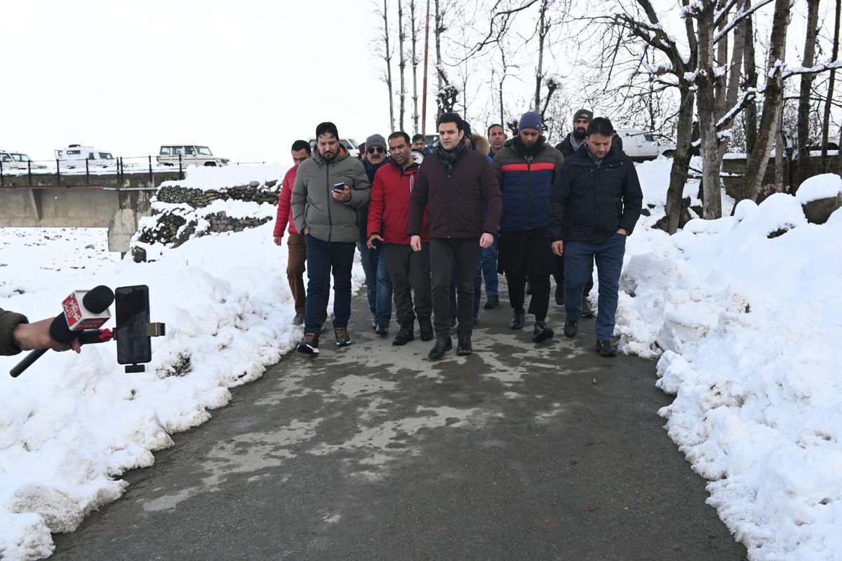 DcKulgam's tweet photo. DC Kulgam, @AtharAamirKhan, overseeing snow clearance operations in Nihama, Bathipora, and other areas is commendable. With #Priority1 roads cleared and 95% of #Priority2 roads cleared, efforts are underway for the efficient restoration of services in Kulgam. Kudos 👏
@diprjk https://t.co/Pre3jJiCpA