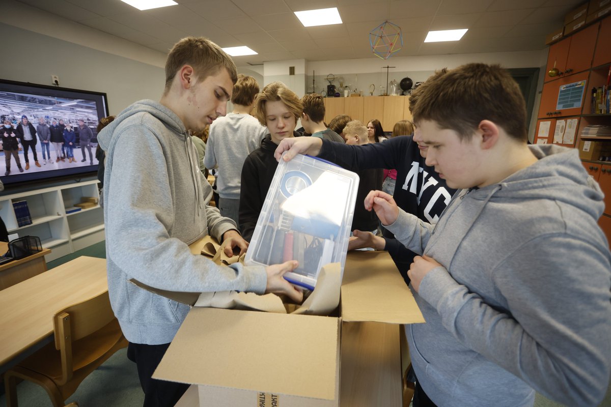 incap_group's tweet photo. #IncapEstonia supported Lümanda School with new physics teaching tools!
We want to inspire future #engineers and contribute to the local #education system. The new teaching tools are designed to promote natural sciences, especially #physics education.

#IncapRocks #PhysicsRocks https://t.co/9APj7J9Ic3
