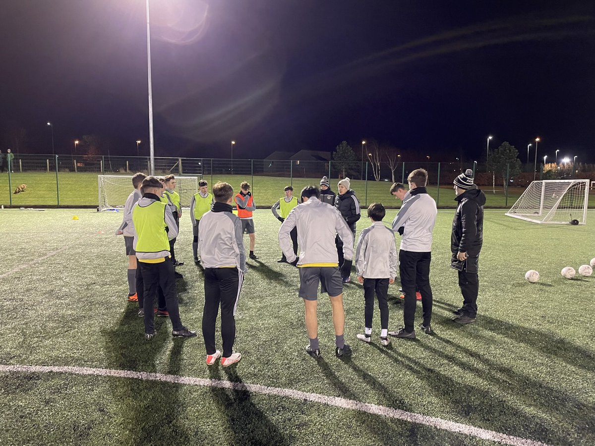 SimonParsons38's tweet photo. Week 4 of @davidgold93 leading the session, working with coaches and educating the squad as a whole. https://t.co/Mi2eUMT1Kt