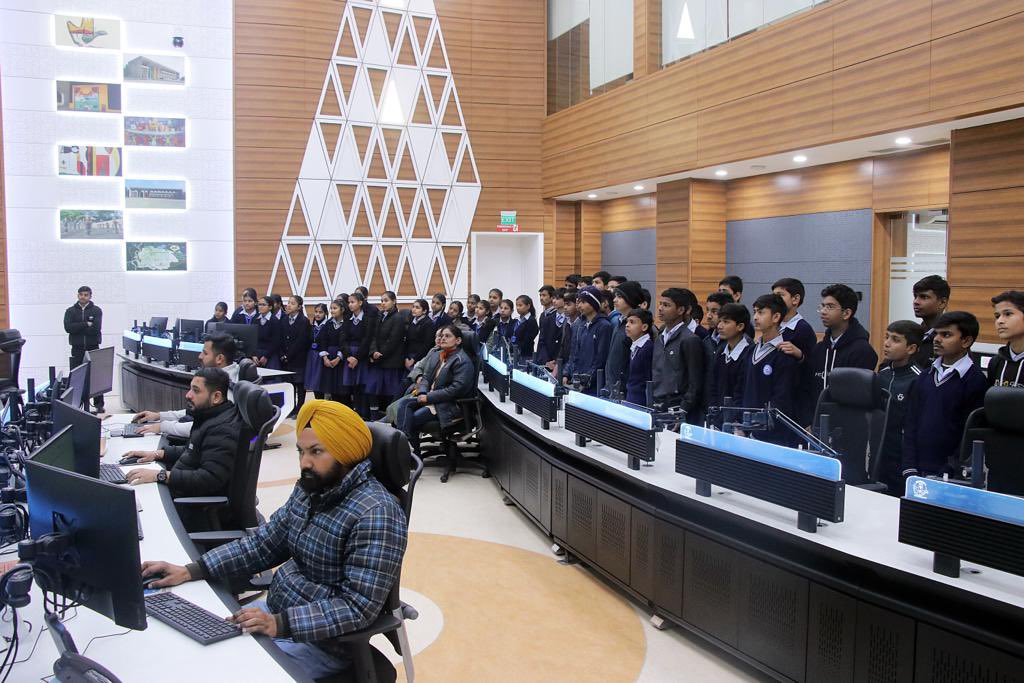 ChandigarhSmart's tweet photo. The young and bright citizens of the city take part in Technology ki Pathshala, where they see firsthand the city's safety measures and initiatives in place where data and technology meet administration.
#Christmas2023 #ICCCChandigarh #ICCC #TechnologyKiPathshaala
@SchoolEduChd @CBC_Chandigarh @PIBChandigarh