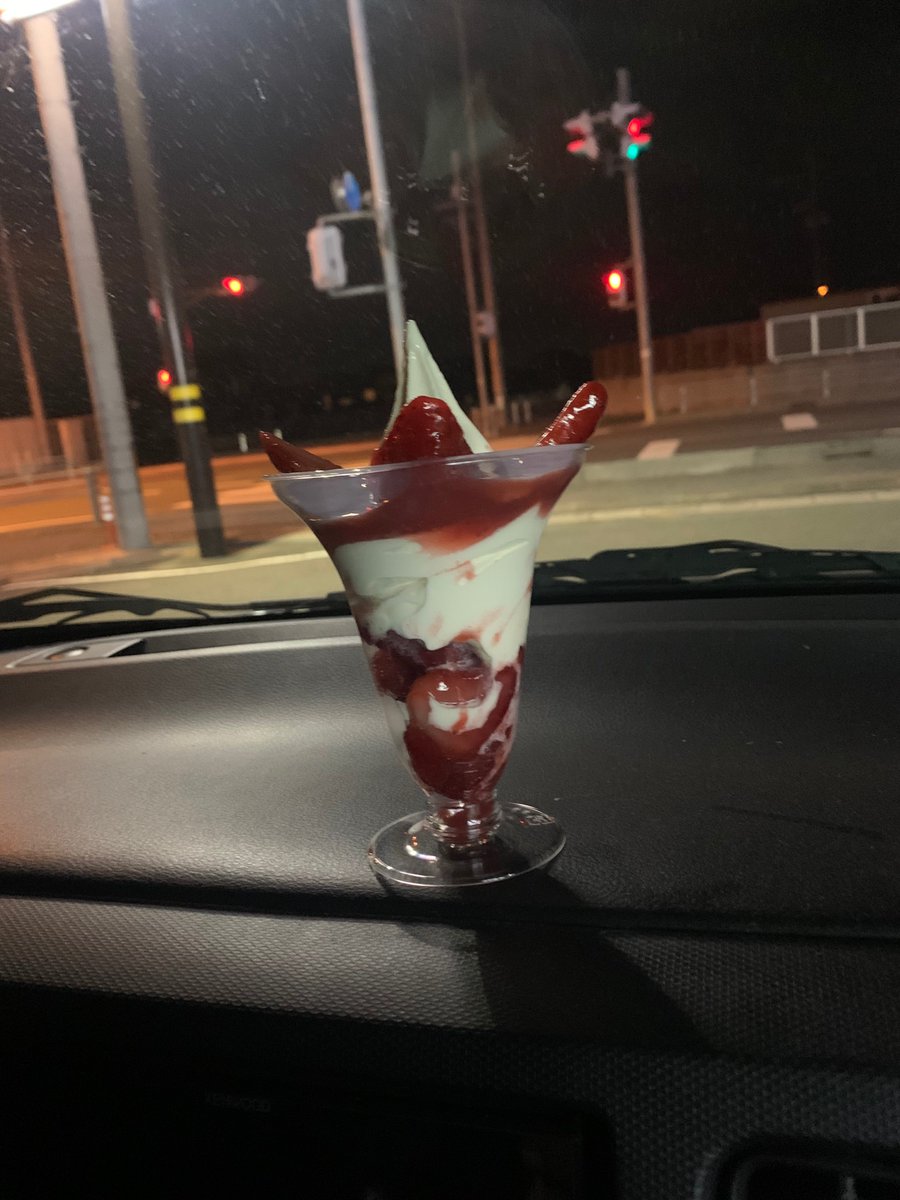 今日の夜の予定が埋まらなかったので、ミニストップの練乳イチゴパフェを食べてから帰ります。