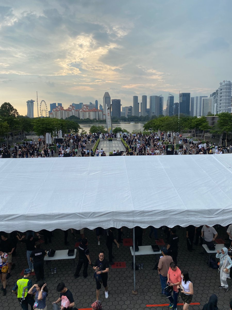 limitearss's tweet image. Thankyouuuu @coldplay &amp;amp; team for all the unforgettable birthday memories☺️✨U guys were soOo amazing and i had so much fun to see MOTSWT in SG🥺 It was the best birthday nite i've ever had in my life😭😭😭💜 See u again(?)🫶🏻

I'll be back, Singapore🧡