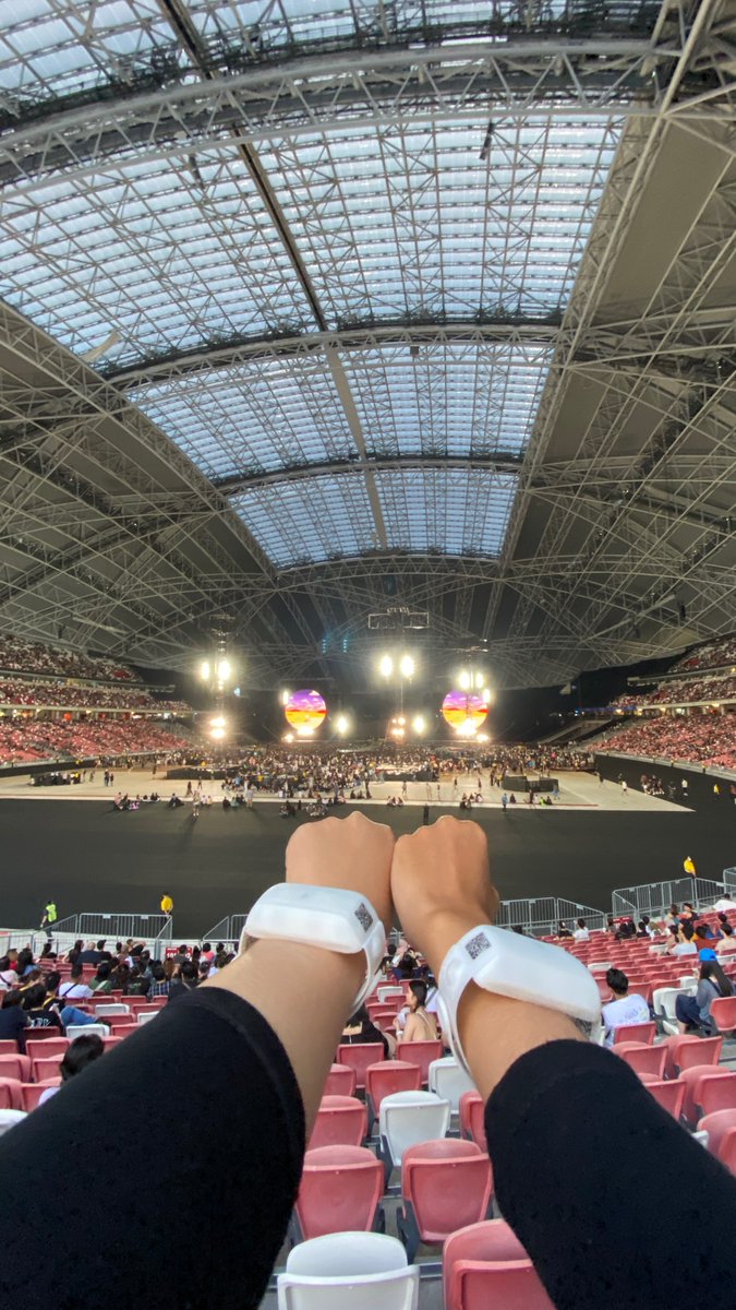 limitearss's tweet image. Thankyouuuu @coldplay &amp;amp; team for all the unforgettable birthday memories☺️✨U guys were soOo amazing and i had so much fun to see MOTSWT in SG🥺 It was the best birthday nite i've ever had in my life😭😭😭💜 See u again(?)🫶🏻

I'll be back, Singapore🧡